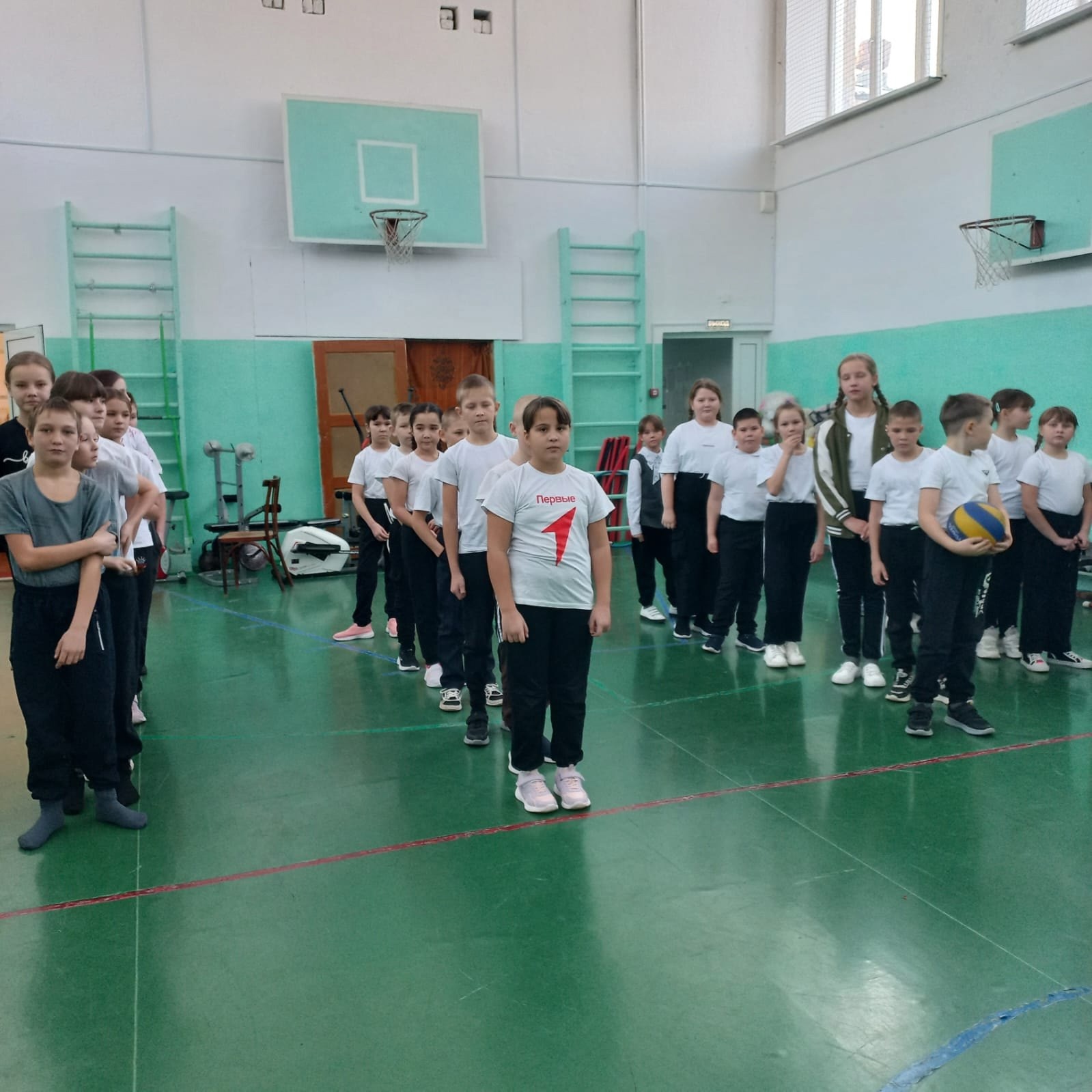 Изображение спорт и физкультура в школе.